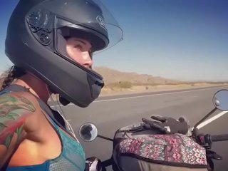 Felicity feline motorcycle seductress jazdenie aprilia v podprsenka