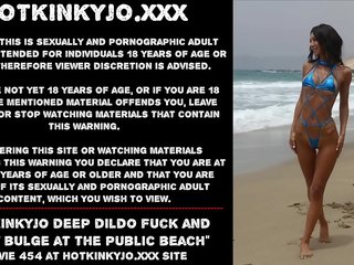 Hotkinkyjo sâu dương vật giả quái và bụng bulge tại các công khai bãi biển