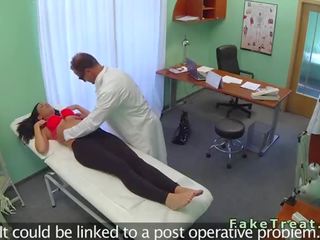 Patrauklus tatuiruotėmis pacientas dulkinimasis jos meistras į padirbtas ligoninė
