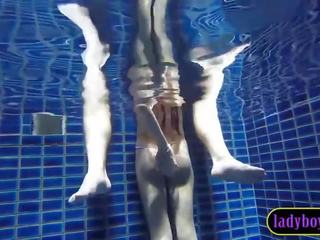 Μεγάλος βυζιά ladyboy έφηβος/η τσιμπούκι σε ένα πισίνα προτού πρωκτικό βρόμικο ταινία