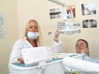 Tremendous adolescenta pieptoasa blonda dentist filme ei balcoane pentru o pacient