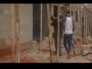 아프리카의 nigerian 빈민가 친구 윤간 에이 처녀 / 부분 한