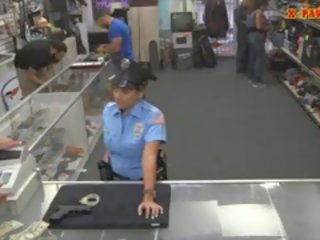 Грудаста поліція офіцер pawns її матеріал і прицвяхований для заробляти готівка