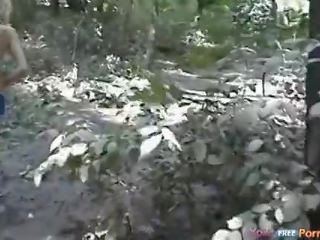 تانيا لديها ل هزلي ستايل ضربة سريعة في ال غابة