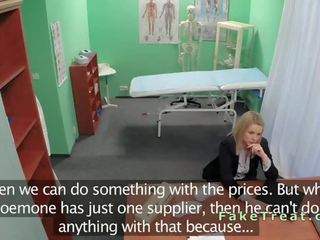 Blond saleswoman perses sisse võltsitud haigla