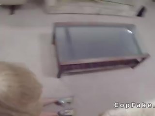 Attractibe blondīne sūkā un fucks viltojums policists uz viņai flat