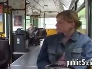 Mungitura suo grande seni in pubblico su il autobus