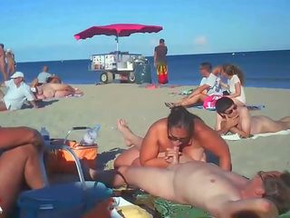 Milf puhaltaa hänen nuori nainen päällä alaston ranta mukaan tirkistelijä