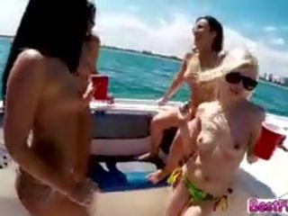 Đáng yêu thanh thiếu niên đang đi trên một bắt đầu biển khiêu dâm vid hành động trên một thuyền