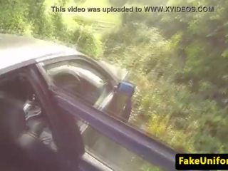 Nyata brit mengisap gadungan coppers manhood di mobil