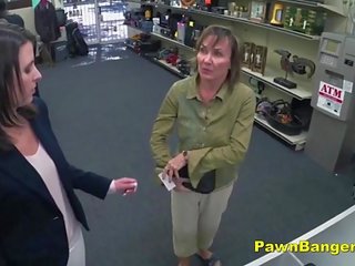 Клієнт приймає дзьоб в її волохата манда для готівка