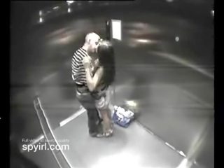 زوجان وجود جنس في الفندق مصعد الحصول على اشتعلت في مخفي الة تصوير