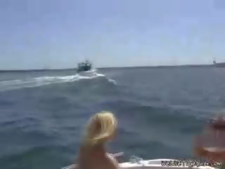 Sexy lesbiche su un barca!