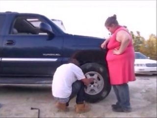 Młody nastolatka dać dorosły wideo pokaz na samochód trouble pomoc, orgazm wytrysk