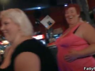 巨大 胸部 大美女 有 有趣 在 该 酒吧