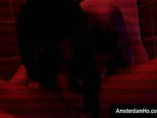 Desirable dark-haired neerlandesa ramera chupa un turista en amsterdam