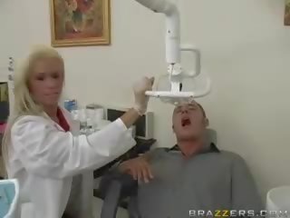 מדהימה חזה גדול בלונדינית dentist מקבל סֶנסַצִיוֹנִי ל trot ו - wanna זיון א חולה