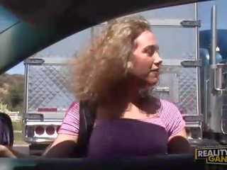 Amator blonda lesbiană cuplu dezbracare și tate masaj în the masina